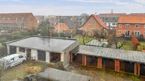 A residential area with brick houses, a garage, and a car. - Nice apartment in Esbjerg with WiFi (Esbjerg)