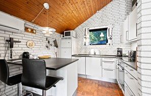 Fridge, microwave, oven, stovetop - 3 bedroom amazing home in Nørre Nebel (Nørre Nebel)