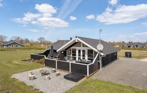 Outdoor dining - Gorgeous home in Hemmet with sauna (Hemmet)