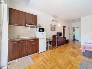 Kühlschrank, Mikrowelle, Kochgeschirr/Geschirr/Besteck