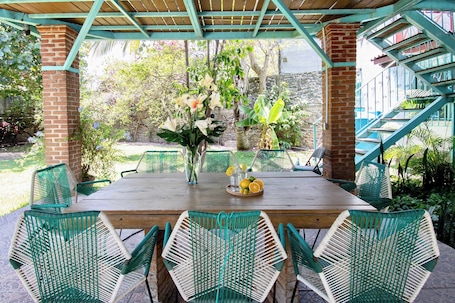 Outdoor dining. Santuario geodésico con alberca climatizada