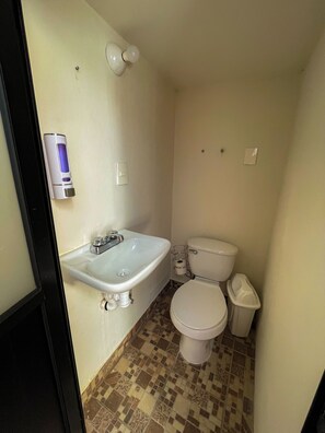 Dusche, Handtücher, Seife, Toilettenpapier
