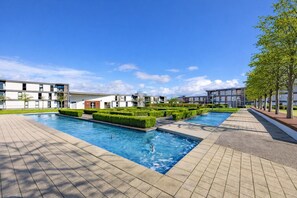 Pool - 3-Bedroom Apartment @ The Vizion • Beautiful Views • Communal Garden • Free Parking • Yoko Property (Milton Keynes)