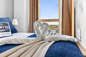 3 bedrooms, desk, iron/ironing board, travel cot - 3-Bedroom Apartment @ The Vizion • Beautiful Views • Communal Garden • Free Parking • Yoko Property (Milton Keynes)
