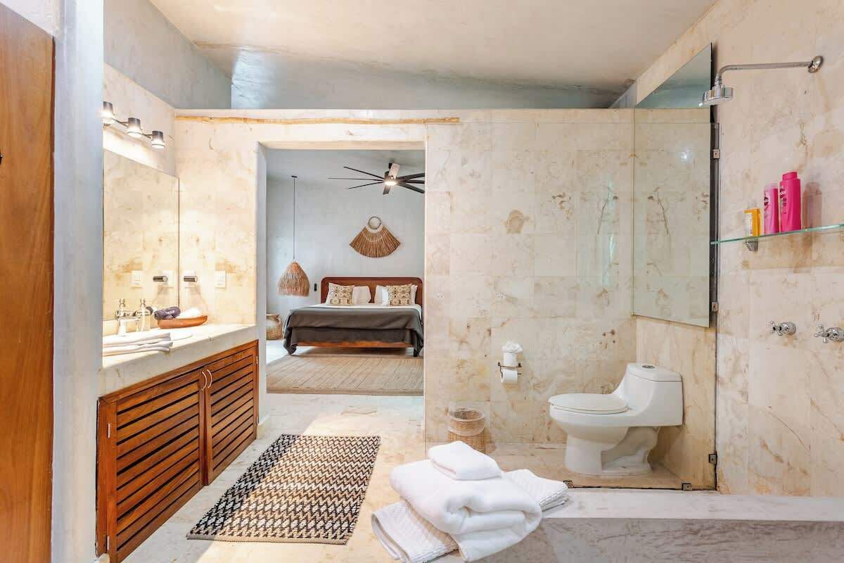 Een douche, een haardroger, shampoo