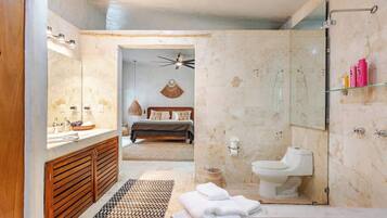 Een douche, een haardroger, shampoo