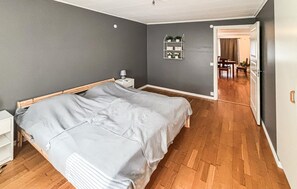 2 makuuhuonetta, silitysrauta/-lauta, internet