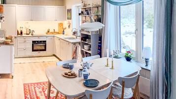 Fridge, microwave, dishwasher, coffee/tea maker