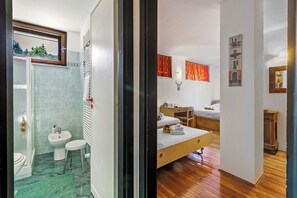 Shower, hair dryer, bidet, towels - Il Balcone Sulle Alpi ski in ski out, Sauze d'Oulx, Italy (Sauze d'Oulx)