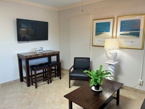 Interior - Cozy  1-bedroom villa with pool steps to beach & amazing intercostal water view (Pompano Beach)