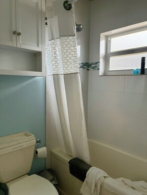 Hair dryer, towels, soap, toilet paper - Cozy  1-bedroom villa with pool steps to beach & amazing intercostal water view (Pompano Beach)