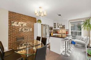 Dining - Musician`s Hideaway - Hot Tub/Free Parking/5 min to Subway (Toronto)