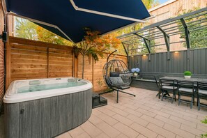 Outdoor dining - Musician`s Hideaway - Hot Tub/Free Parking/5 min to Subway (Toronto)