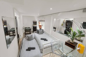 Room - Musician`s Hideaway - Hot Tub/Free Parking/5 min to Subway (Toronto)