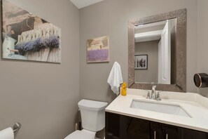 Bathroom - Musician`s Hideaway - Hot Tub/Free Parking/5 min to Subway (Toronto)