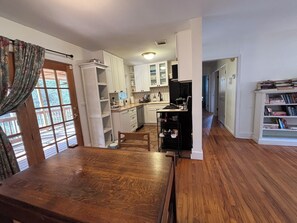 Dining - 2-bedroom house in fantastic Clarkston with AC and comfort (Clarkston)