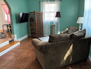 Living area - 2-bedroom house in fantastic Clarkston with AC and comfort (Clarkston)