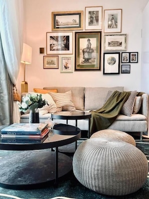 Premium-Apartment, Balkon, Hafenblick | Wohnbereich