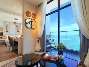 พรีเมียมอพาร์ทเมนท์, ระเบียง, วิวท่าเรือ | ตู้นิรภัยในห้อง พัก, พื้นที่ทำงานแบบใช้แล็ปท็อป, ผ้าม่านกันแสง