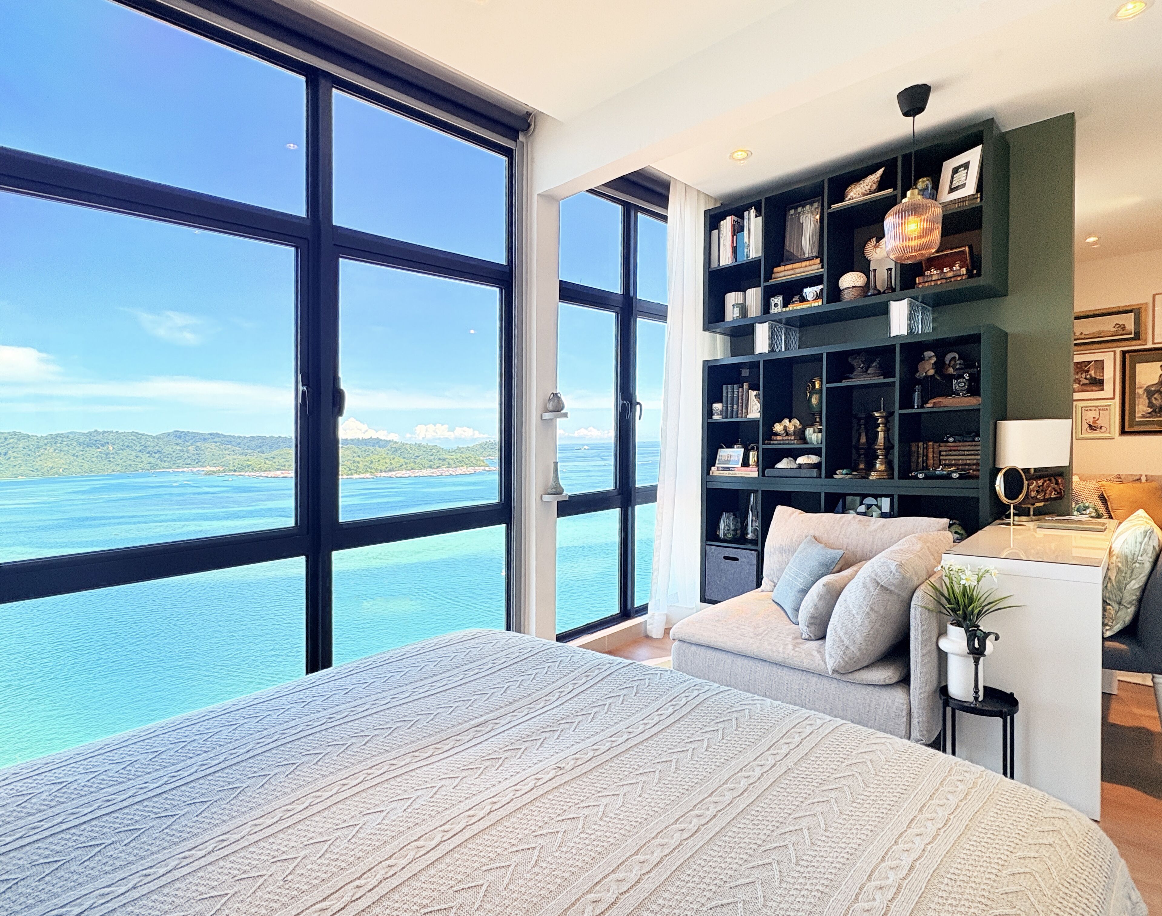 Premium Apartment, Balcony, Harbour View | Peti besi dalam bilik, ruang kerja komputer riba 