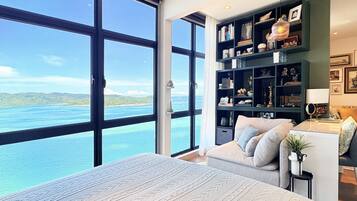 Premium Apartment, Balcony, Harbour View | Peti besi dalam bilik, ruang kerja komputer riba