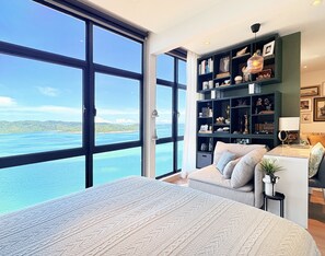 Premium-Apartment, Balkon, Hafenblick | Zimmersafe, laptopgeeigneter Arbeitsplatz, Verdunkelungsvorhänge