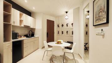 Luxury Apartment, Balcony, Harbour View | Dining