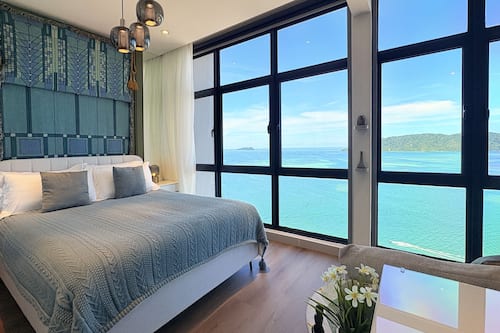 Premium appartement, balkon, uitzicht op haven | Een kluis op de kamer, een laptopwerkplek, verduisterende gordijnen