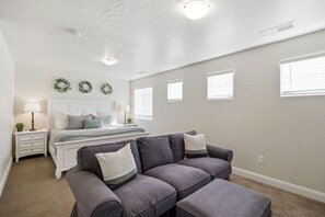 3 bedrooms, desk, iron/ironing board, travel crib