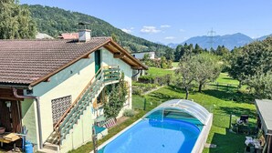 Ett hus med en swimmingpool, en trappa och utsikt över bergen.
