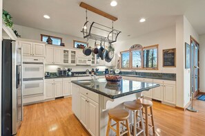 Private kitchen - Bigfork Eagle Bend House - Spacious, Private & Serene - 4 Bdrm/4 Bthrm (Bigfork)