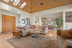 Living area - Bigfork Eagle Bend House - Spacious, Private & Serene - 4 Bdrm/4 Bthrm (Bigfork)