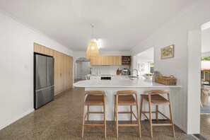 Refrigerador, microondas, horno y parrilla de estufa 