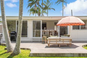 Outdoor dining - River Breeze Retreat, Relaxed Bli Bli Escape (Coolum Region)