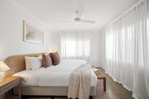 4 bedrooms, desk, iron/ironing board, travel cot - River Breeze Retreat, Relaxed Bli Bli Escape (Coolum Region)