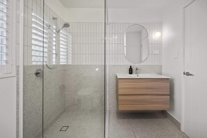 Shower, hair dryer, towels, shampoo - River Breeze Retreat, Relaxed Bli Bli Escape (Coolum Region)