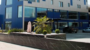 A modern hotel building with a prominent sign, multiple windows, and a parking area. - Hotel JVD Inn - Tonalá Centro (Tonalá)