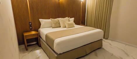 Executive Suite | Desk, laptop workspace, free WiFi, bed sheets