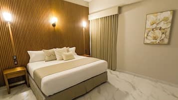 Un dormitorio con una cama grande, pared de paneles de madera, suelo de mármol y un cuadro de flores.