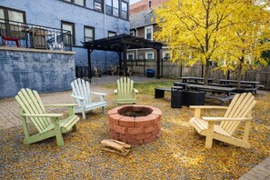 Outdoor dining - Pilsen 6BR Getaway with Game Room, Gym & Paid Parking Near Illinois Medical (Chicago)