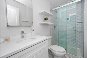 Bathroom - Pilsen 6BR Getaway with Game Room, Gym & Paid Parking Near Illinois Medical (Chicago)