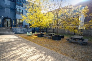 Outdoor dining - Modern 4BR Pilsen Retreat Near Illinois Medical District (Chicago)