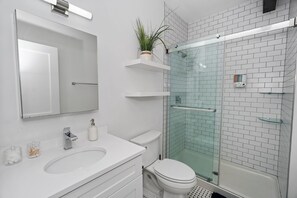Bathroom - Modern 4BR Pilsen Retreat Near Illinois Medical District (Chicago)