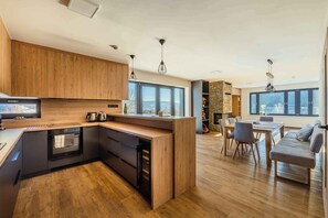 Fridge, microwave, oven, stovetop - Chalet with beautiful panorama and sauna (Albrechtice v Jizerskych horach)