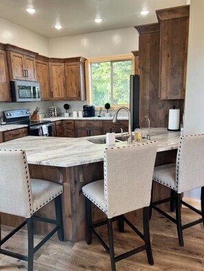 Microwave, oven, stovetop, dishwasher - Forest Retreat Cabin Among the Pines (Duck Creek Village)