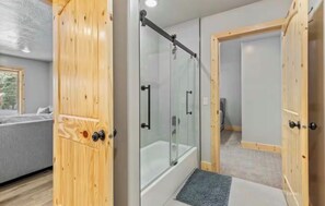 Shower, hair dryer, towels, soap - Forest Retreat Cabin Among the Pines (Duck Creek Village)