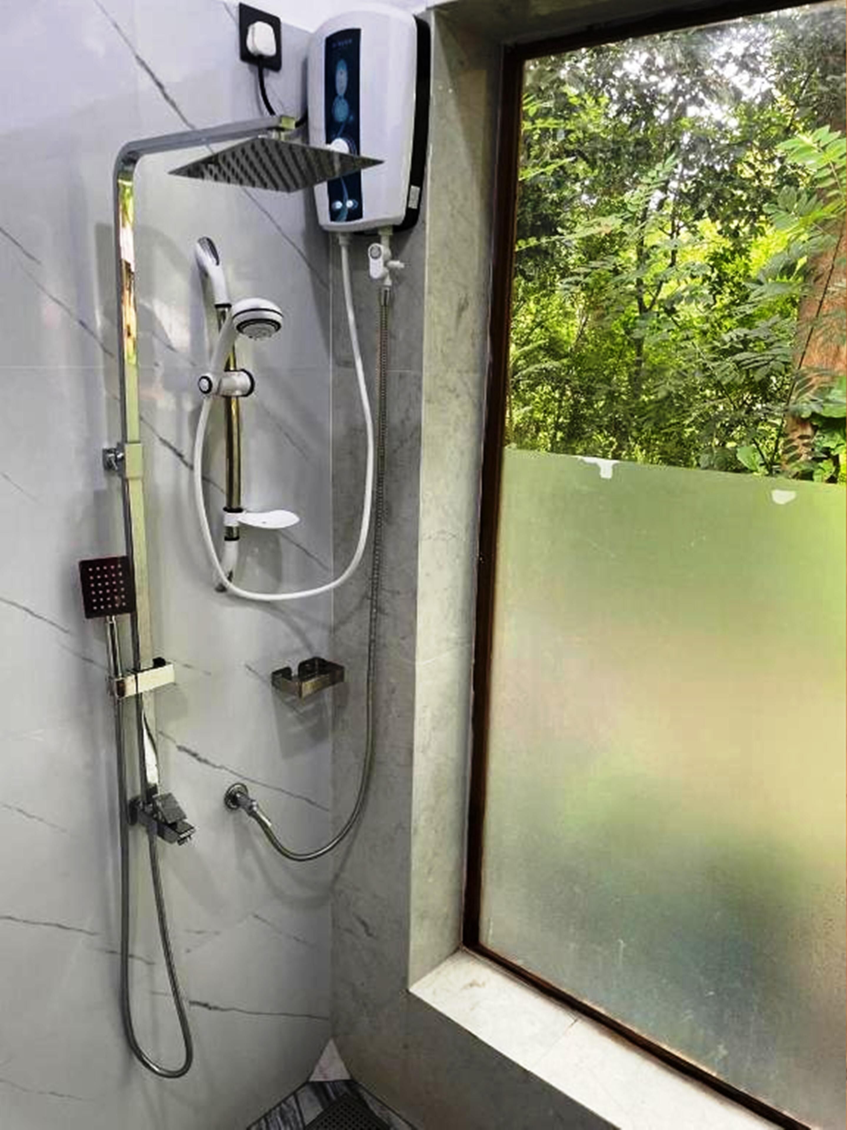 Deluxe tweepersoonskamer, uitzicht op tuin | Badkamer | Gratis toiletartikelen, een haardroger, handdoeken, zeep