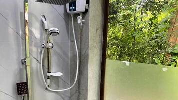 Deluxe tweepersoonskamer, uitzicht op tuin | Badkamer | Gratis toiletartikelen, een haardroger, handdoeken, zeep