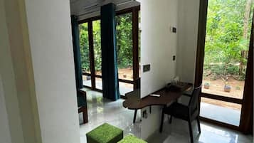 Deluxe Double Room, Garden View | Interior