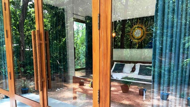 Une chambre avec un lit, une fenêtre et une vue sur un jardin.